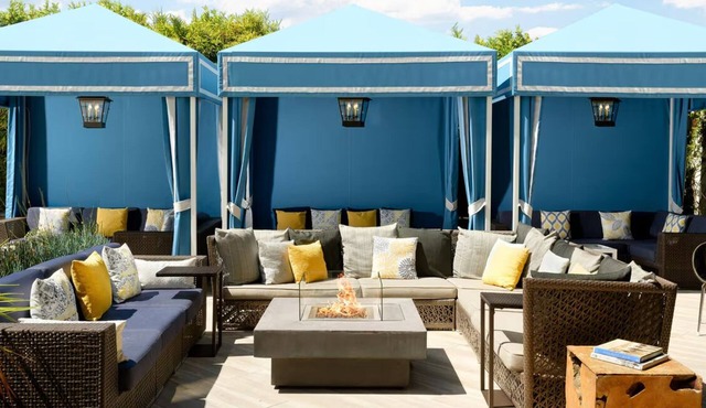 Chic Santa Monica Retreat Perfect for Beach Getaways - Poolside Fun!