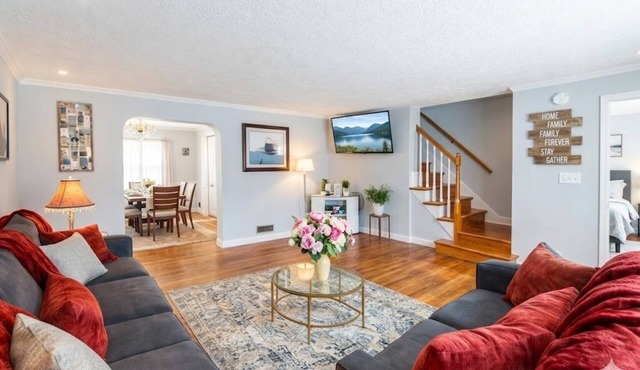 Chic Towson Townhome: 3BR, Bonus Suite, Deck, Free Parking - 15 Min to Baltimore