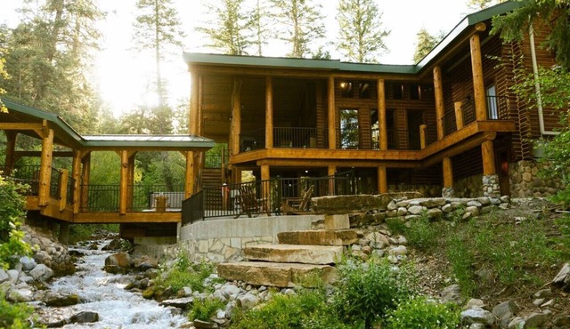 Classic mountain retreat Right on the stream Hot tub Wood-burning fireplace Set in Sundance Canyon