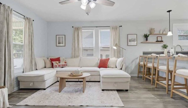 CLEAN/Dog-Friendly Home Near UT/Airport/Big Yard