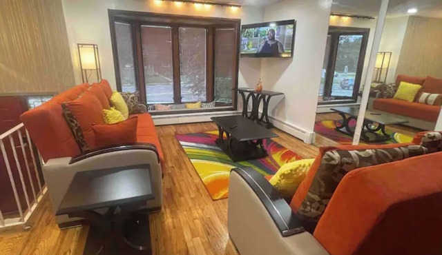 Comfort Haven/King-Sized Bed/Near Nautical Mile- 20 minutes from JFK