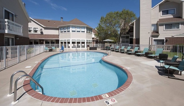 Comfortable Countryside Stay, 4 Comfortable Units, Onsite Pool, Pets Allowed in Eagan