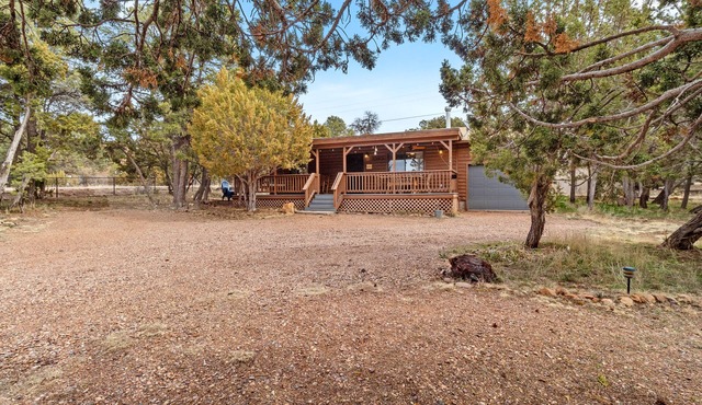 Comfy, Cozy Cabin in the Mountains with a large front porch. Pet-Friendly!