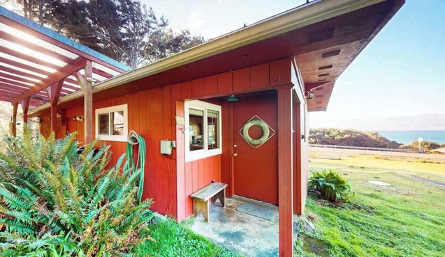 Cottage with Panoramic Ocean Views in Quiet Area - Dogs OK