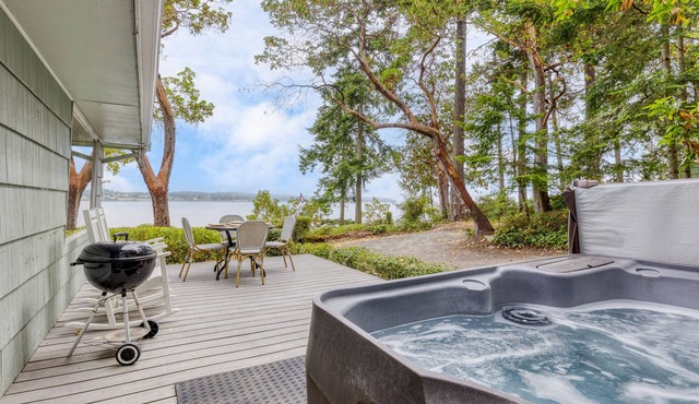 Cove Cottage by AvantStay | Waterfront Views + Spa