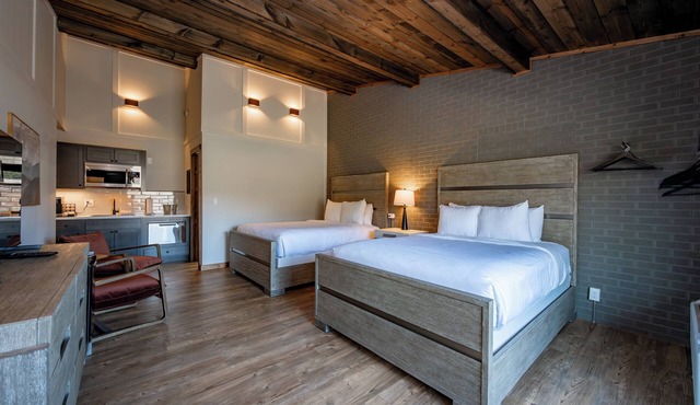 Cove Creek Lodge: 202 Poolside Double Queen Room