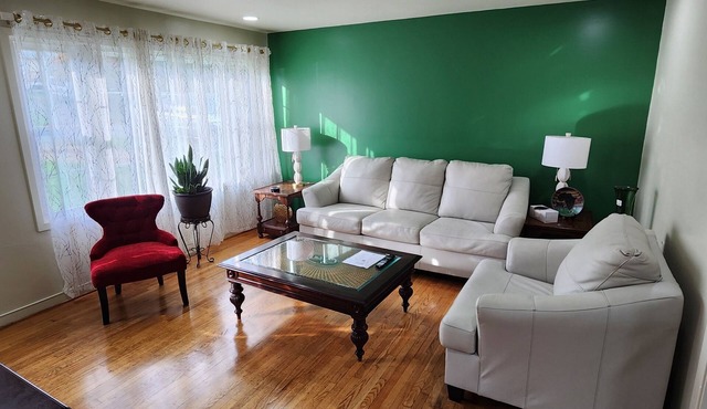 Cozy 2BR Retreat Steps to Restaurants & Fun