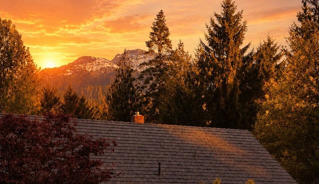Cozy 4-bedroom cabin in charming Granite Falls with large yard