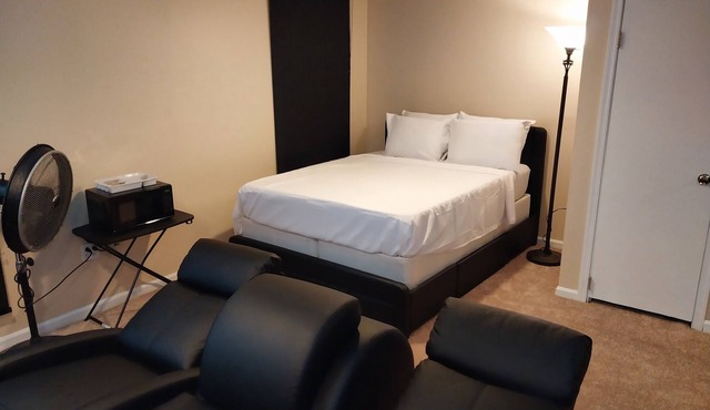 Cozy and peaceful BASEMENT in a house, close to different restaurants and a park