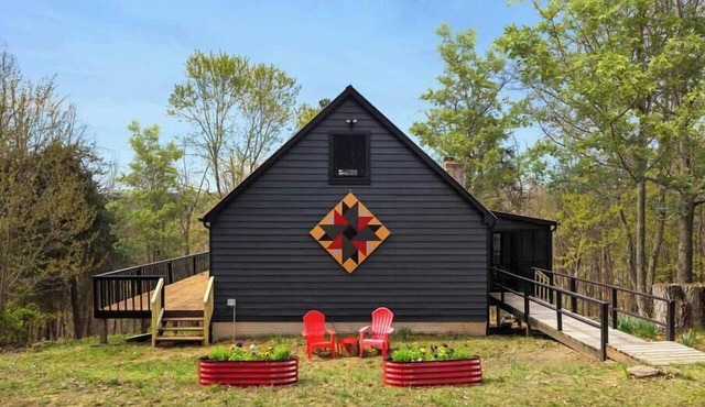 Cozy cabin w/grill deck & game room