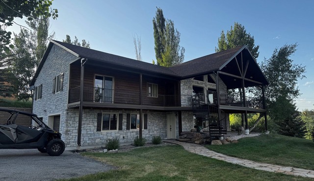 Cozy cabin with AC, Wi-Fi and view of Bear Lake in charming Fish Haven, Idaho