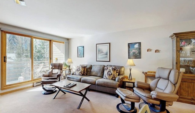 Cozy Condo with Great Views, Shared Pool & Hot Tub - 350 Yards to the Slopes