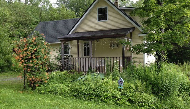 Cozy Cottage, Private Lake with Picnic Area & Firepit