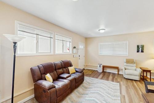 Cozy dog-friendly studio fast WIFI AC and in-unit washer & dryer