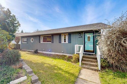 Cozy family-friendly home with game room valley views private hot tub grill