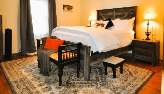 Cozy Farmhouse Downtown Wi-Fi Quiet Setting 10 Minutes to RRG
