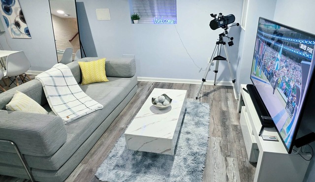 Cozy Getaway with Modern Look & Free Private Parking.