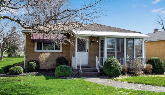 Cozy home in Buffalo suburb with, Air Cond, 3King Beds, Wi-Fi&Free Parking