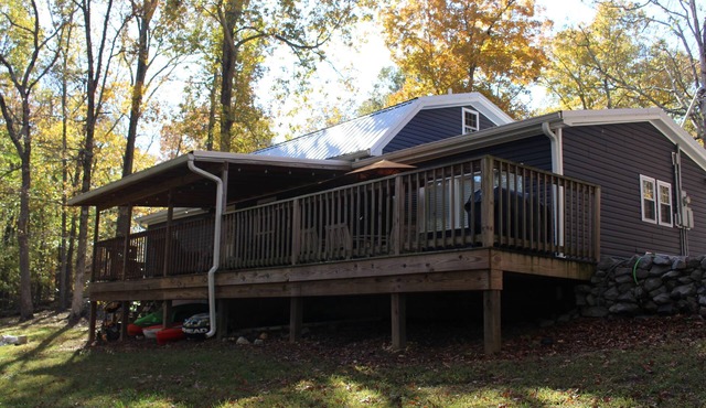 Cozy lakeside home with room for the entire family!