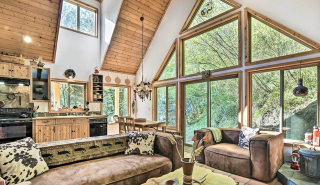 Cozy Rhododendron Cabin: Hike & Ski Nearby!