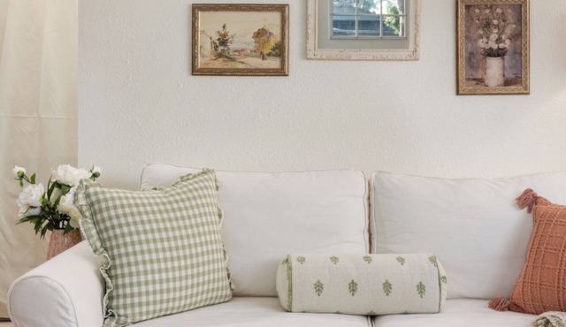 Cozy Sellwood Cottage, Walk to Shops, Fenced Yard