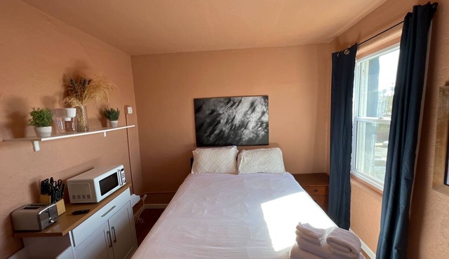 Cozy studio in fabulous Los Angeles with refreshing AC
