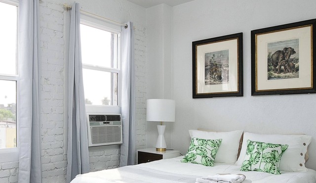 Cozy studio in lovely Los Angeles with refreshing AC