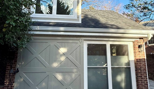 Cozy studio near downtown DC with off-street parking and close to Metro