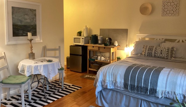 Cozy studio super close to great hiking