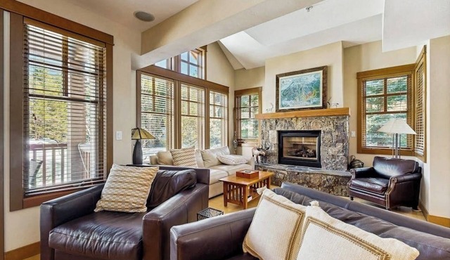 Cozy townhome with fully stocked kitchen, fast wifi & easy ski access