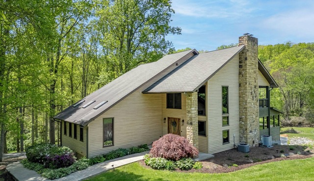 Creekside 4BR w/Firepit - 5 Min to Sports Park - 10 Min to Downtown Asheville