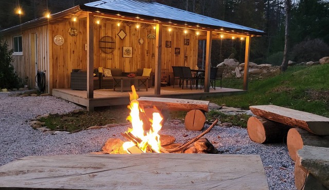 Creekside Cottage –Hot Tub!, Pool Table, Firepit & Pet-Friendly in the Nantahala