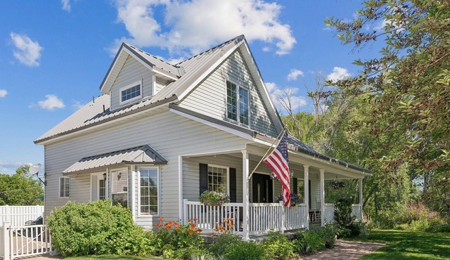 Creekside cutie, 3br 2.5ba, near skiing, sleeps 8