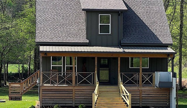 Creekside screened porch, pet friendly, minutes to downtown Hayesville. Firewood