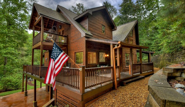 Creekside Solitude/Luxury 5 BR/5B/Firepit/Game Room/Wrap-Around Porch/Hot Tub