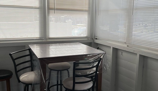 Cute, clean, cozy and pet friendly cottage that is 10 minute walk to the strip.