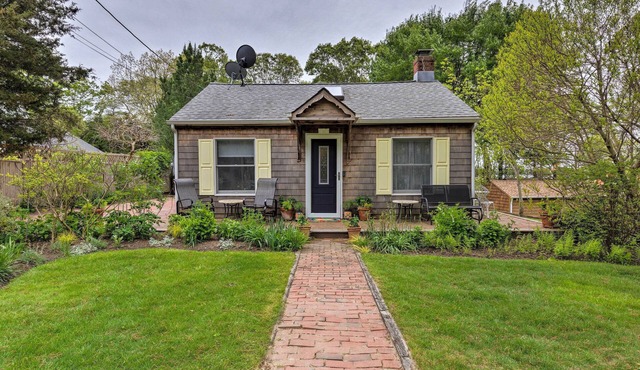 Cute East Hampton Cottage w/Patio - Walk to Beach