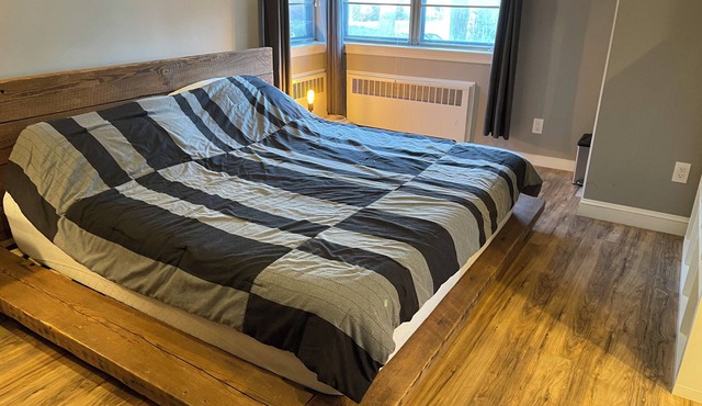 DE LUXE KING-SIZE BED Master Bedroom + 2 SLEEPING SOFAS in LR - WHOLE SUITE 79