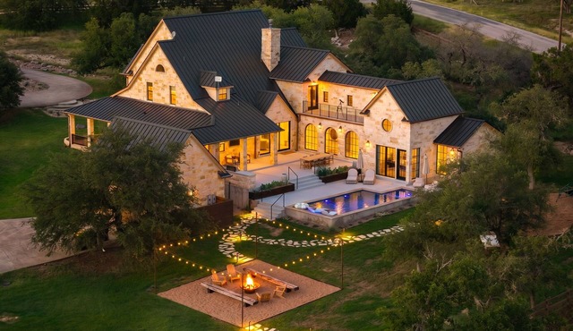 Deep Eddy Ranch: 10 Acres, Pool, Pickleball, Sauna in Dripping Springs