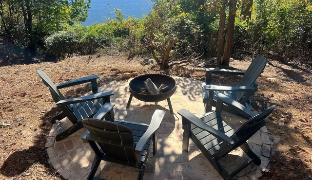 Deep water, private dock, beautiful sunsets, fishing, kayaking or boating. in Gainesville
