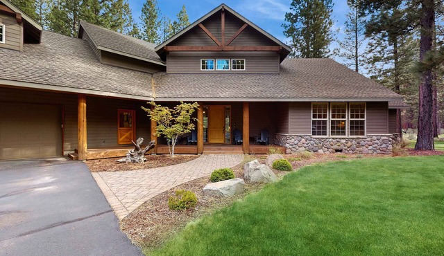 Deschutes Forest views with game room, pools, hot tub, & on-site golf