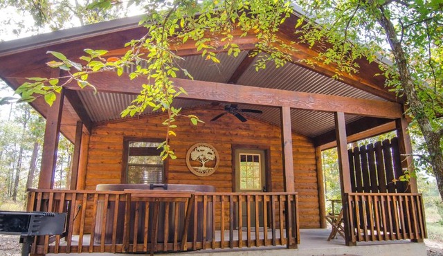 Down Time Studio Cabin w Hot Tub