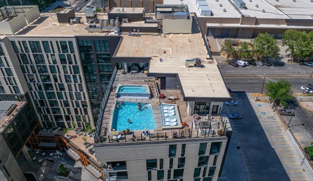 Downtown views! Amazing pool gym hottub Luxury apt