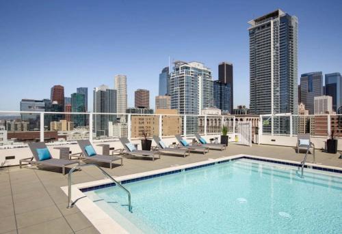 DTLA 2BR Rooftop Jacuzzi & Sunset Views