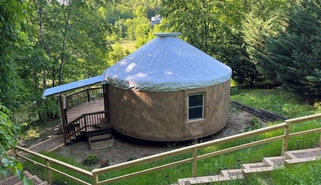 Earth-Yurt Haven outside of Asheville: peaceful mountain vibes