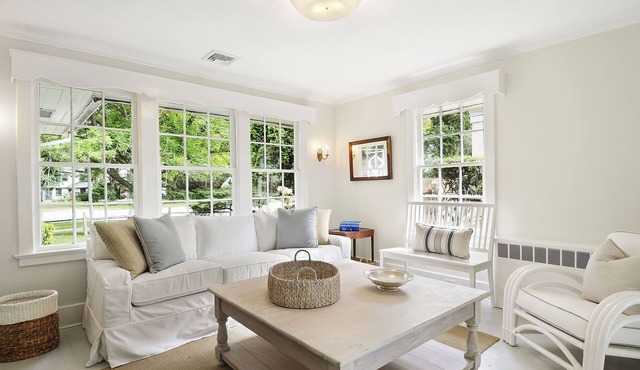 East Hampton Village: Beautifully Renovated 3 Br Classic Cottage Walk To All