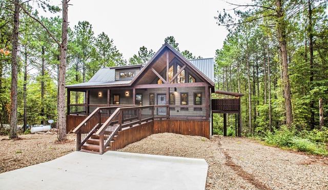 Elegant Couples Cabin, Magnolia Design, 5-Star Amenities