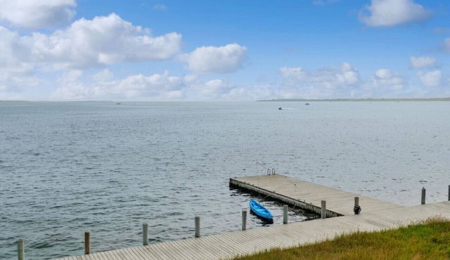 Endless Water Views: Your Hamptons Oasis Awaits - Book Now
