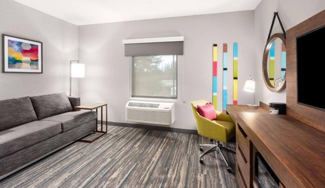 Enjoy Free Parking, Indoor Pool & Breakfast Near Portland Children's Museum!