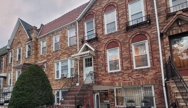 Enjoy this Cozy Brooklyn Room with Parking & Shared Kitchen & Bathroom